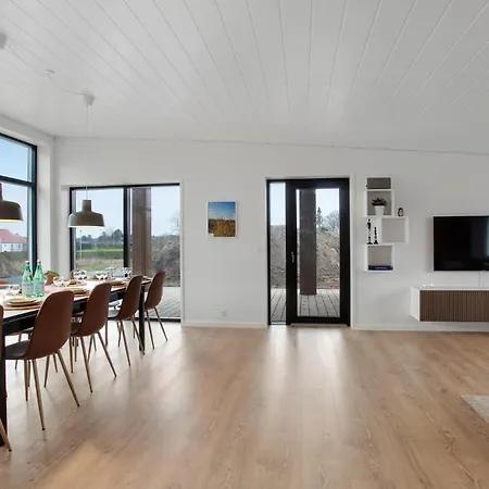 4 Bedroom Awesome In بيت للعطل *