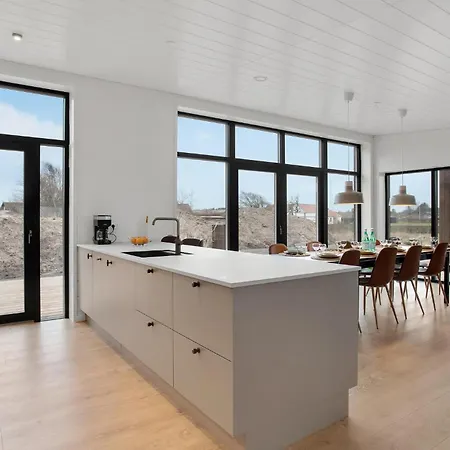 度假居 4 Bedroom Awesome In *